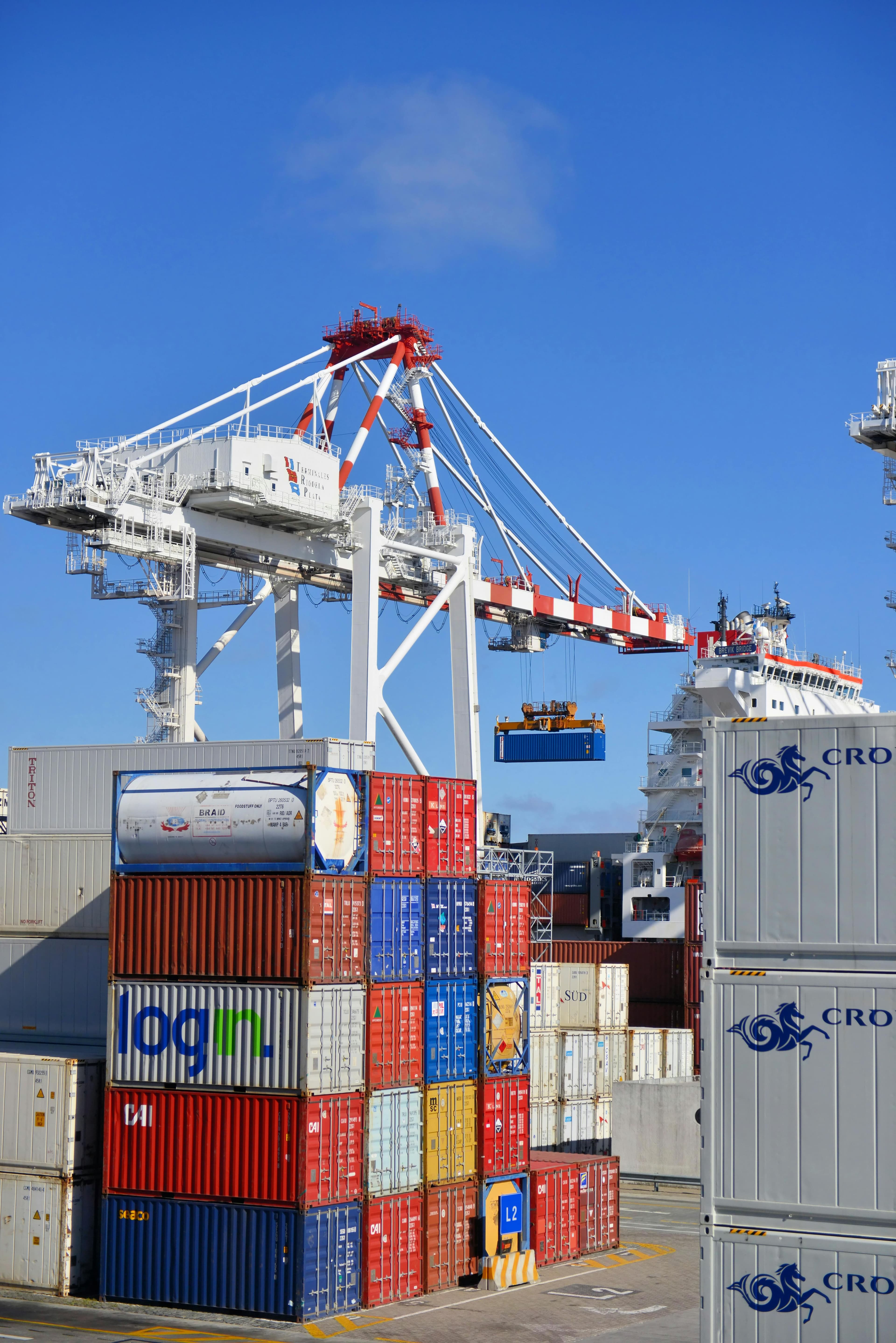 Shipping containers and cranes at a port, illustrating Pdaarc’s FTA-based Pocket AI use case in logistics